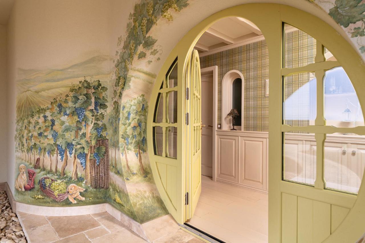 Casa Timis - Wellness & Spa Resort Chitorani Экстерьер фото A door in a hobbit hole
