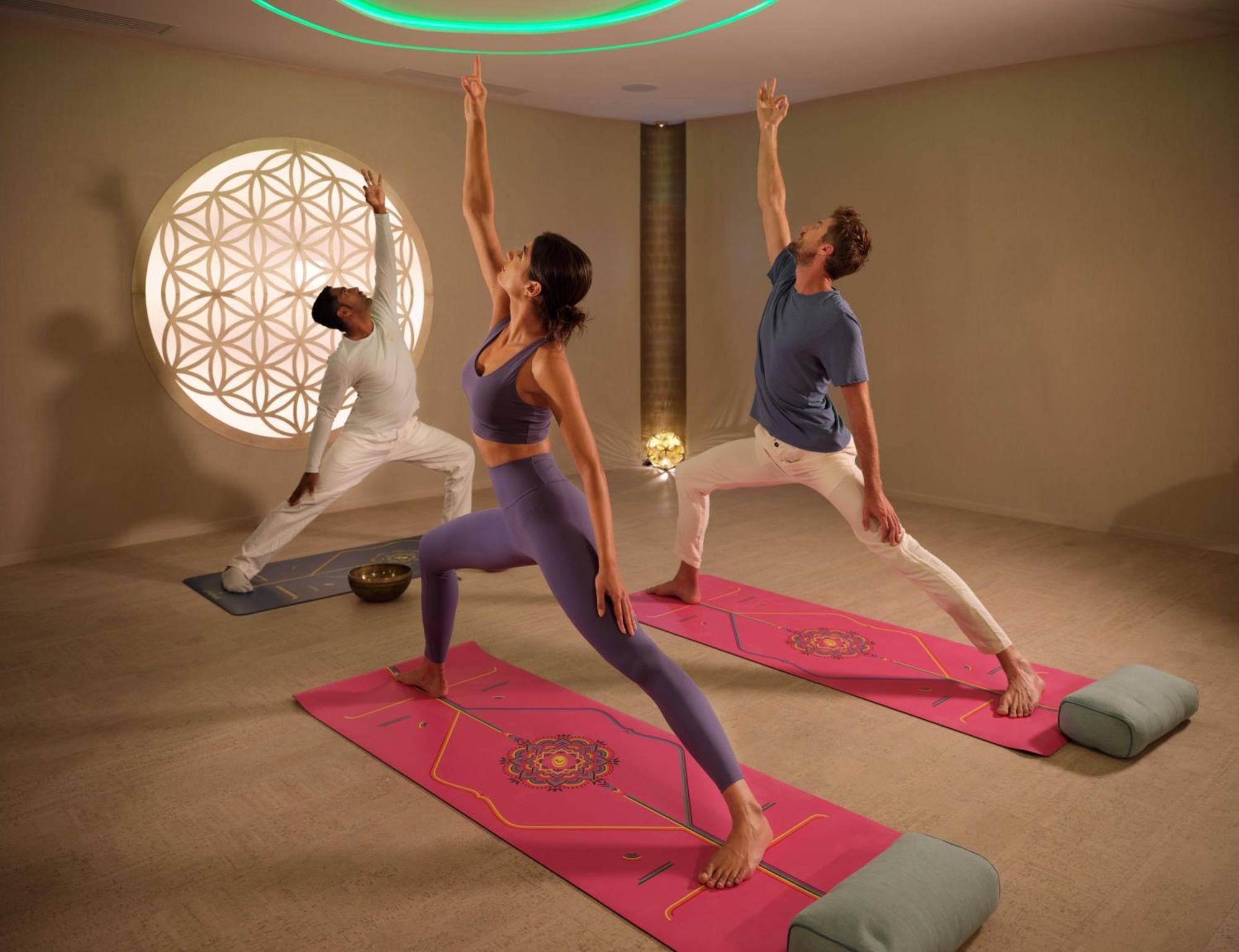 Casa Timis - Wellness & Spa Resort Chitorani Экстерьер фото A yoga class at the Bvlgari Spa